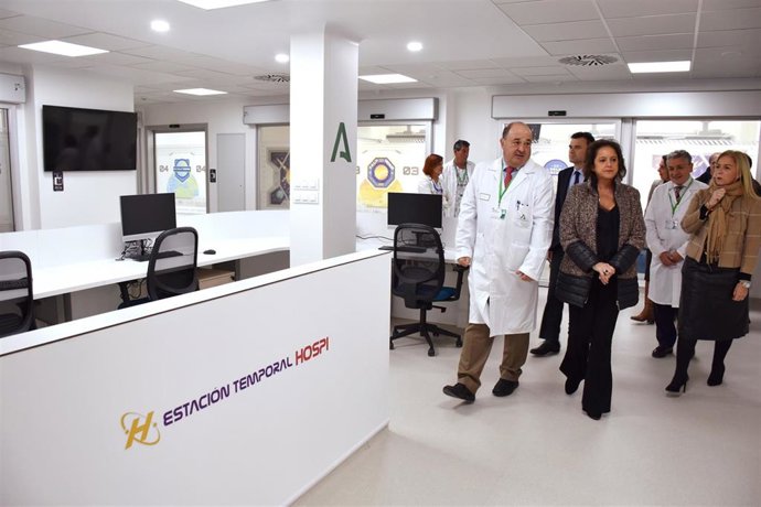 Catalina García visitando la UCI Pediátrica del Hospital Puerta del Mar en Cádiz.