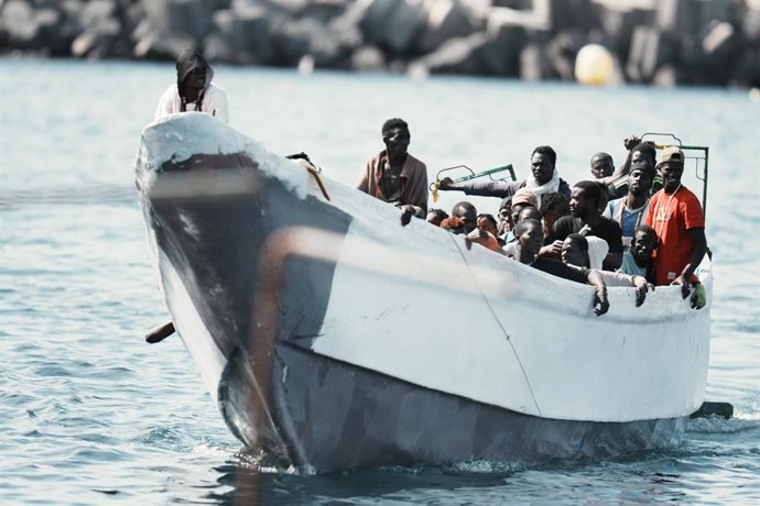 Archivo - Desenes de migrants a la seva arribada al port de la Restinga, a 31 d'octubre de 2023, en El Ferro, Santa Cruz de Tenerife, Tenerife, Canries (Espanya)
