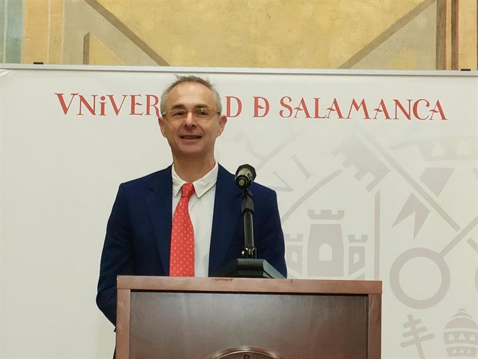 El rector de la USAL este miércoles en un encuentro con los medios de comunicación en Salamanca