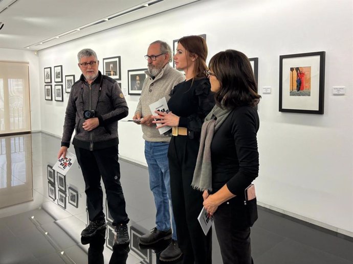 La diputada de Cultura de la Diputación de Valladolid, Yolanda Burgoa, junto a Juan Carlos Gargiulo, Paz Vicente y Ramón Siscat, del colectivo fotográfico Diez Miradas