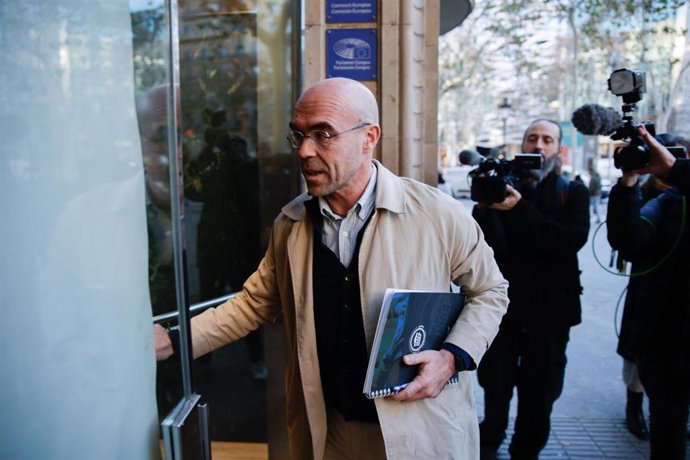 El vicepresidente de Acción Política y eurodiputado de VOX, Jorge Buxadé, a su llegada a una reunión de la delegación de eurodiputados de la Comisión de Peticiones con peticionarios, representantes de familias y profesiones, a 18 de diciembre de 2023, e