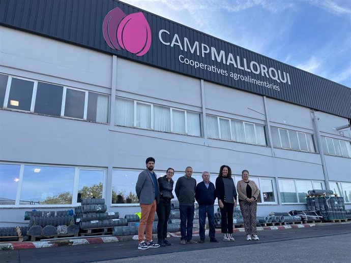La portavoz socialista en el Consell de Mallorca, Catalina Cladera, visita Camp Mallorquí.