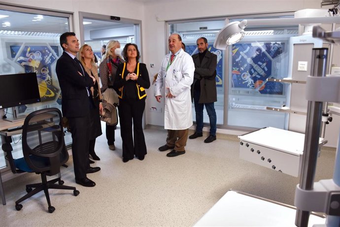 Catalina García visitando la nueva UCI Pediátrica del Hospital Puerta del Mar en Cádiz.