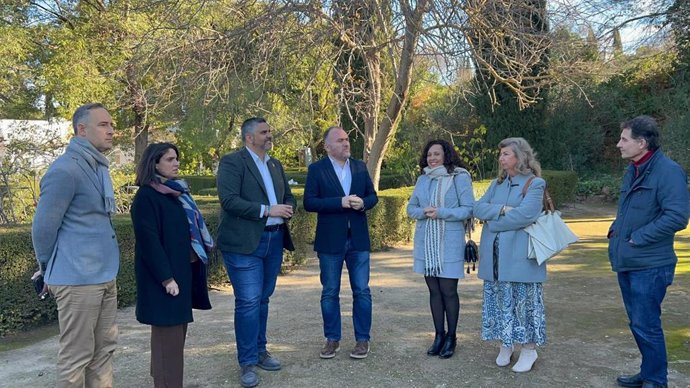 El portavoz del PSOE en la Diputación, Josele González, junto al primer teniente de alcalde de Alhaurín el Grande, el también socialista, Luis Guerrero, y otros representantes del partido.