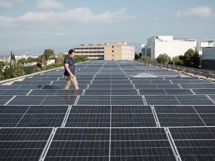 El grupo de investigación Suscape de la URV publica un artículo que compara la capacidad de generación eléctrica de los tejados con datos de consumo hora a hora y apunta que es necesario implementar métodos adicionales para maximizar el autoabastecimien