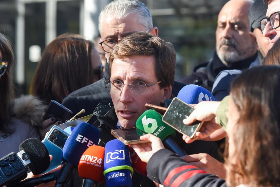 El alcalde de Madrid, José Luis Martínez-Almeida, ofrece declaraciones a los medios durante visita a la Puerta de Alcalá, en la plaza de la Independencia