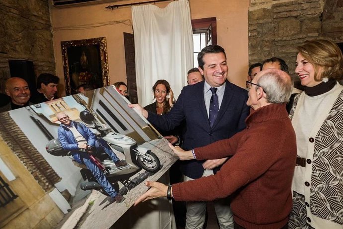 Reconocimiento de la Corporación Municipal de Córdoba al fotoperiodista Paco González por su jubilación, en el desayuno navideño 2023.
