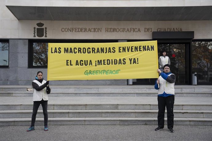 Greenpeace corta el agua simultáneamente a varias confederaciones hidrográficas (Segura, Duero y Guadiana) para pedir medidas contra la contaminación del agua por nitratos, ocasionada principalmente por las macrogranjas.