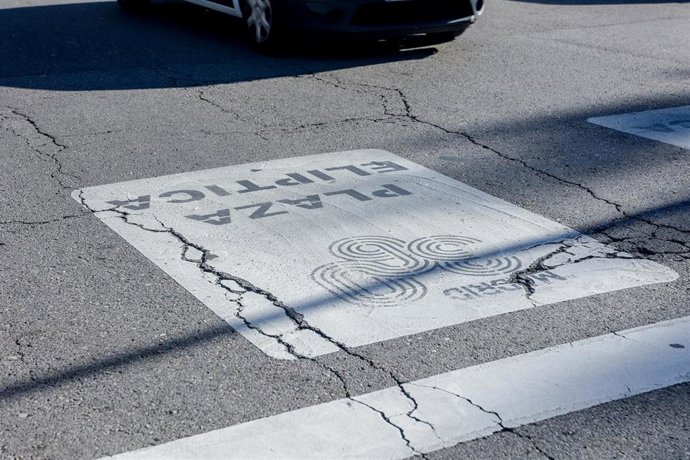 Archivo - Una pintada en la carretera anuncia la Zona de Bajas Emisiones (ZBE) en Plaza Elíptica