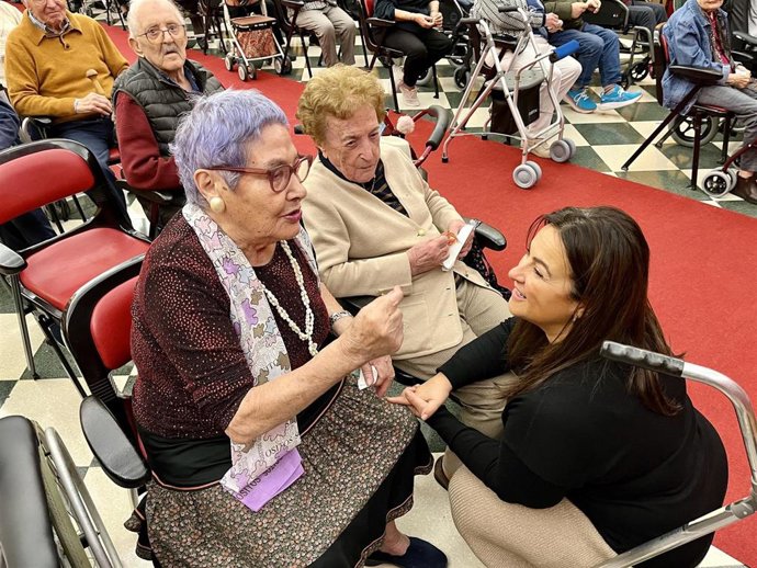 La consejera de Inclusión Social con residentes del CAD de Santander