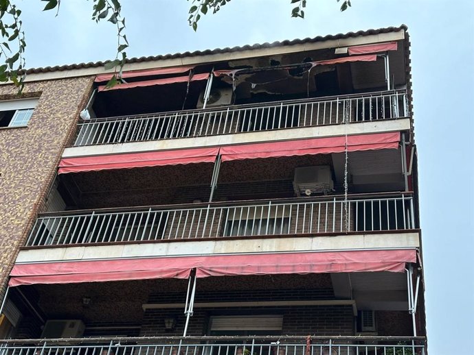 Fachada del edificio en la plaza República Dominicana afectado por el incendio.