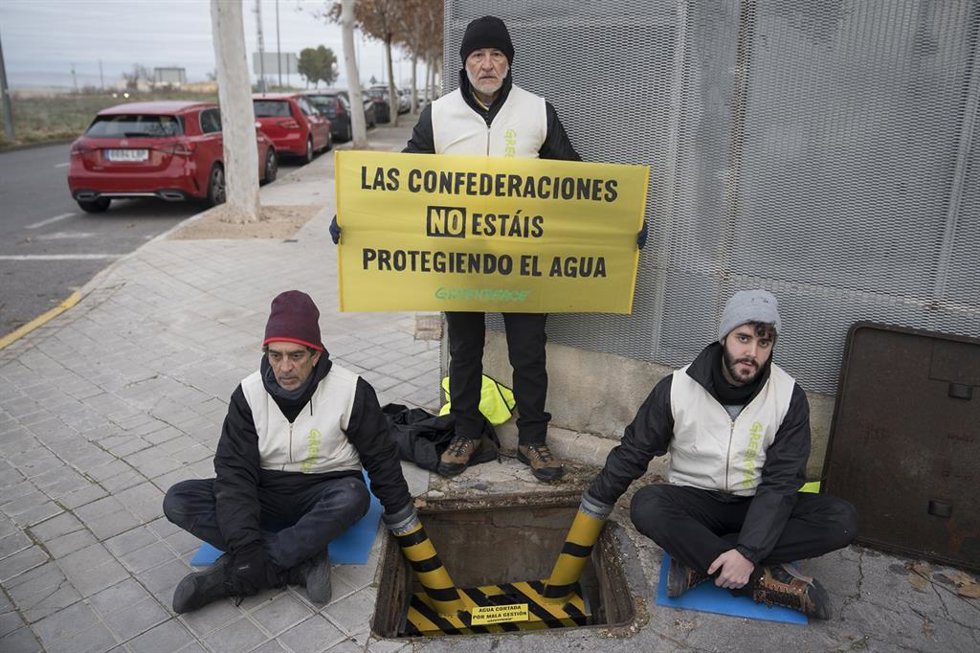 Greenpeace corta el agua en varias confederaciones hidrográficas para pedir el cese de la contaminación por nitratos