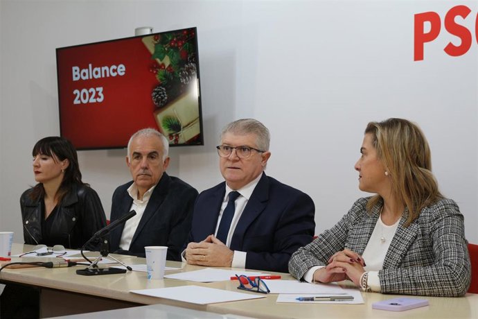 El secretario general del PSOE de la Región de Murcia, Pepe Vélez, segundo por la derecha, durante la realización del balance
