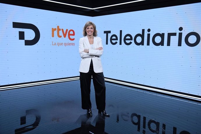 La nueva presentadora de la segunda edición del Telediario de TVE, Marta Carazo, posa durante un encuentro informativo con medios de comunicación, en el plató del telediario, a 20 de diciembre de 2023, en Madrid (España).  Marta Carazo ha sido correspon