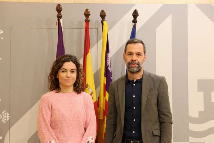La portavoz del PSOE Palma, Rosario Sánchez, y el portavoz adjunto, Xisco Ducros.