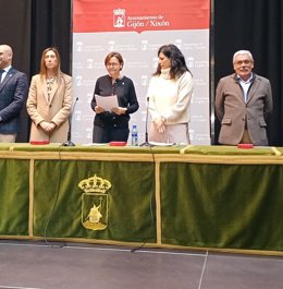 La alcaldesa de Gijón, Carmen Moriyón (tercera por la dcha), antes del acto de homenaje al personal municipal que se jubila en este año, en el Centro de Cultura Antiguo Instituto.