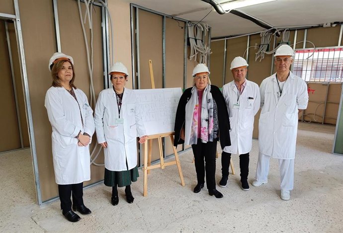 La delegada de Salud y Consumo de la Junta en Huelva, Manuela Caro, en su visita a las obras del área de Farmacia del Hospital Infanta Elena de Huelva.