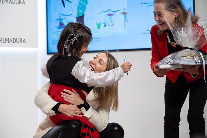 La presidenta de la Junta, María Guardiola, y la consejera de Educación, Mercedes Vaquera, en la entrega de premios del concurso de postales navideñas 'Felicita la Navidad 2023'