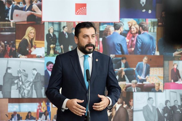 El portavoz del Partido Popular en la Asamblea de Madrid, Carlos Díaz-Pache, ofrece una rueda de prensa a su llegada a una sesión plenaria, en la Asamblea de Madrid, a 21 de diciembre de 2023