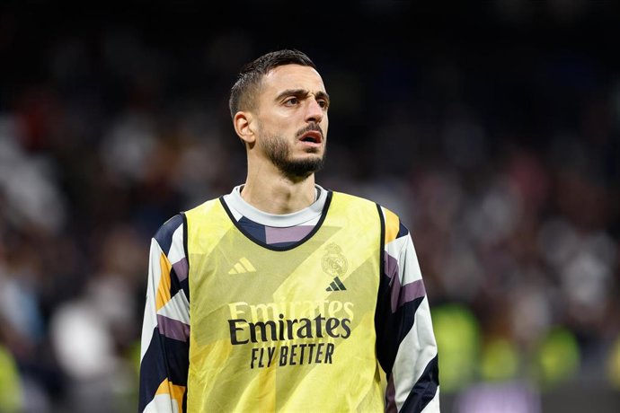 El delantero Joselu Mato, en un calentamiento con el Real Madrid en el Santiago Bernabéu.