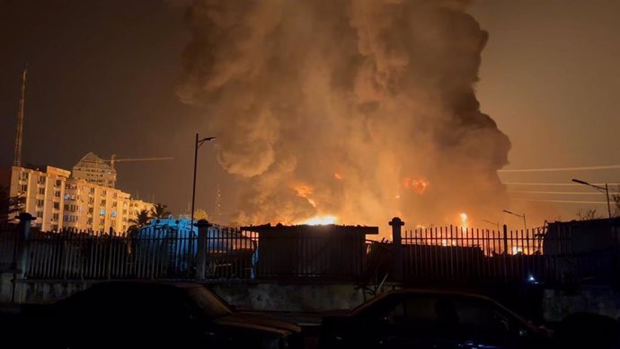 Incendio tras una explosión en un depósito de combustible en la capital de Guinea, Conakry