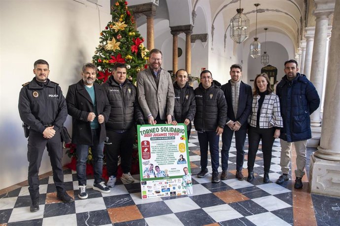 El delegado de Deportes en la Diputación, Antonio Martín (centro), en la presentación del torneo.