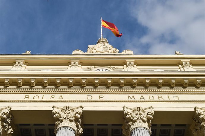 Archivo - Edificio del Palacio de la Bolsa, a 26 de noviembre de 2021, en Madrid, (España). El Ibex 35 se ha desplomado un 4,01% en la media sesión de este viernes y ha retrocedido hasta los 8.486 puntos por el temor ante la nueva variante del Covid-19 de
