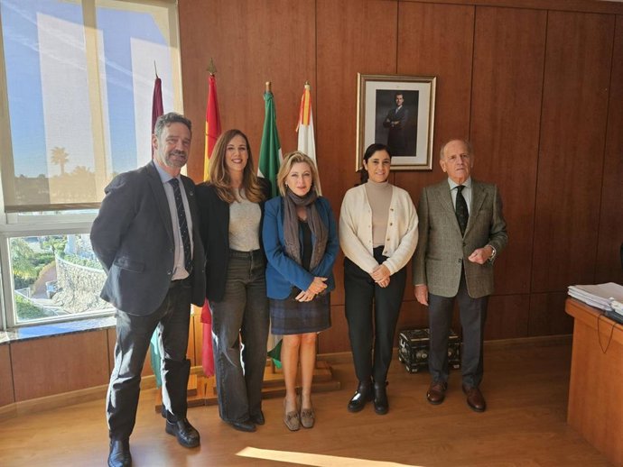 La delegada de Empleo, Empresa y Trabajo Autónomo de la Junta de Andalucía en Málaga, Carmen Sánchez Sierra, visita el Real Club Mediterráneo.