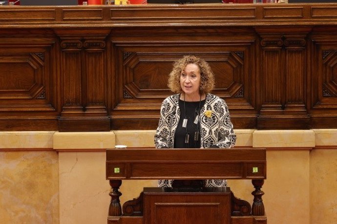 La consellera de Territorio de la Generalitat, Ester Capella, en el pleno del Parlament.