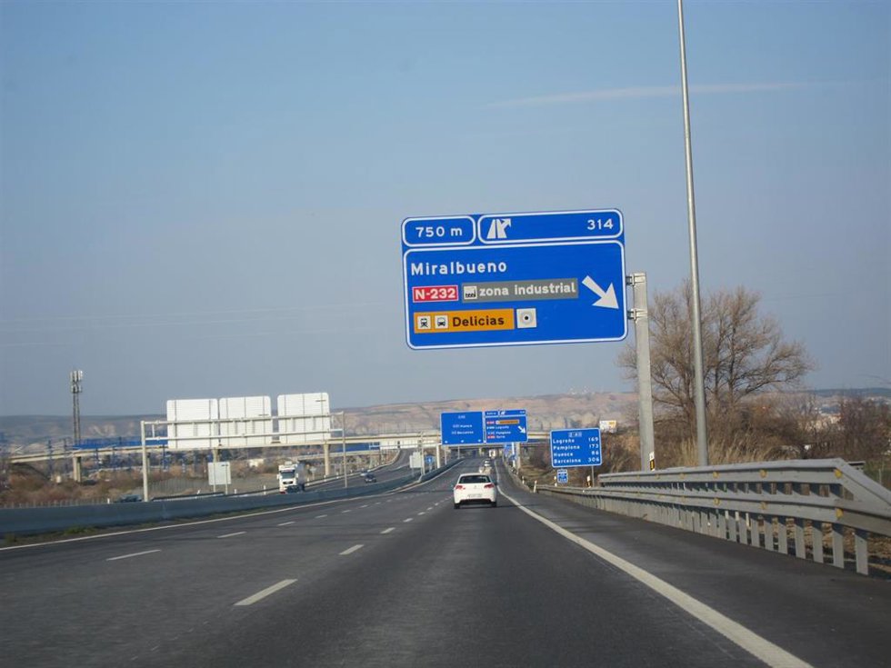 Archivo - Carretera Zaragoza. Cartel N-232.