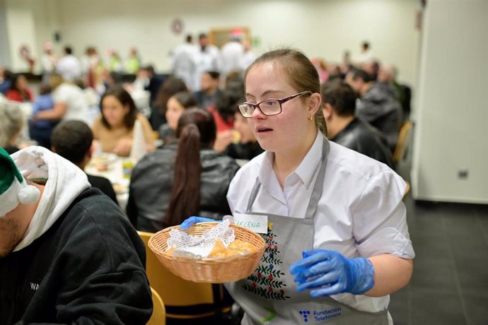 Fundación Telefónica, junto con Down Madrid y Mensajeros de la Paz, organiza una 'Cena Solidaria' para personas en situación de vulnerabilidad y soledad no deseada esta Navidad.