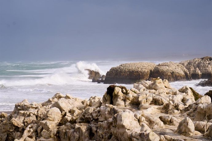 Archivo - Olas rompiendo.- Archivo