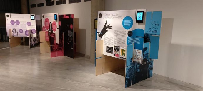 Imagen de la exposición itinerante 'Parlar és a les teves mans. Llengua de signes catalana'