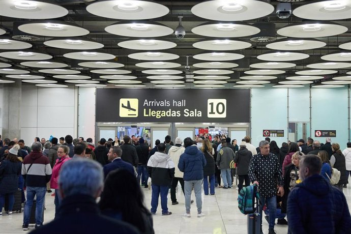 Varios viajeros en el Aeropuerto Adolfo Suárez-Madrid Barajas, a 10 de diciembre de 2023