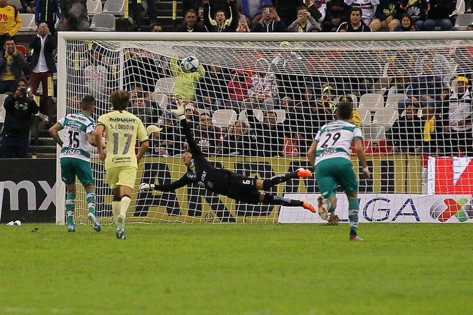 Archivo - 02 November 2019, Mexico, Mexico City: Santos Laguna's Brain Lozano (L) scores his side's second goal during the Mexican Liga MX soccer match between Club America and Santos Laguna at the Azteca Stadium. Photo: Isaías Hernández/NOTIMEX/dpa