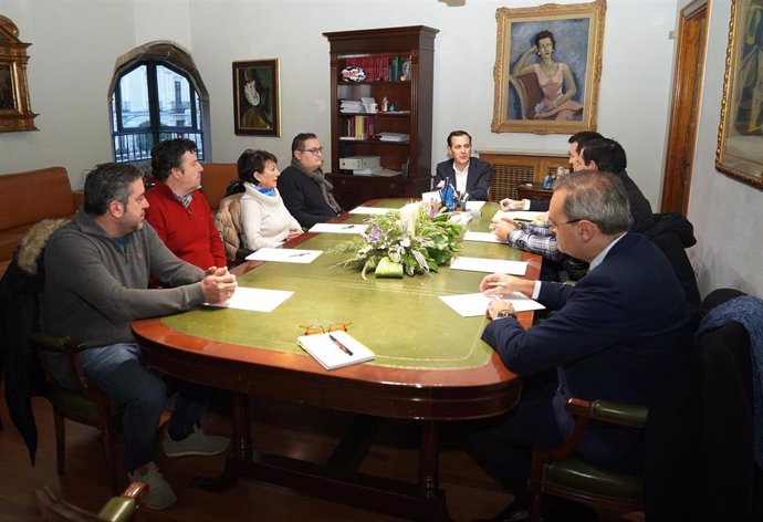 Seguridad vial, vivienda y desarrollo económico, entre las demandas de los alcaldes en el encuentro con Conrado Íscar.