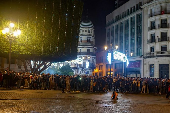 Archivo - Aglomeración en el centro de Sevilla una noche de Navidad