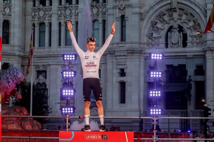 Archivo - El ciclista Juan Ayuso en el podio de la 21 etapa de la Vuelta ciclista a España 2023 en el Hipódromo de la Zarzuela, a 17 de septiembre de 2023, en Madrid (España)