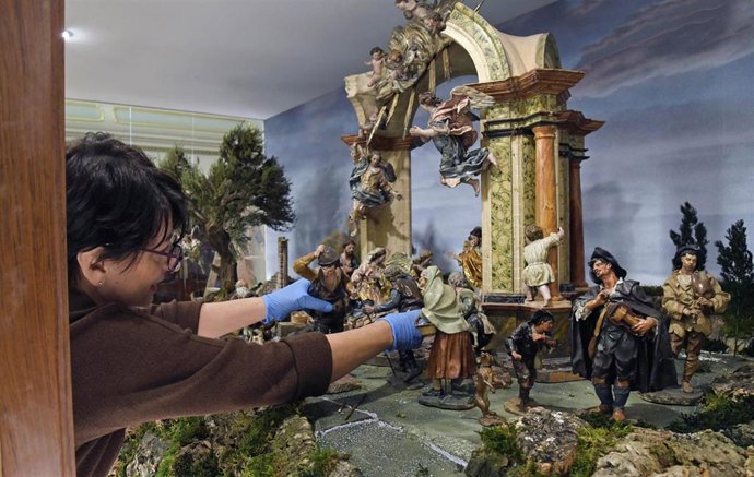 Instalación del belén de Francisco Salzillo, máximo exponente de la tradición belenística en España, en la Casa Consistorial de Murcia, donde permanecerá hasta el próximo 2 de enero