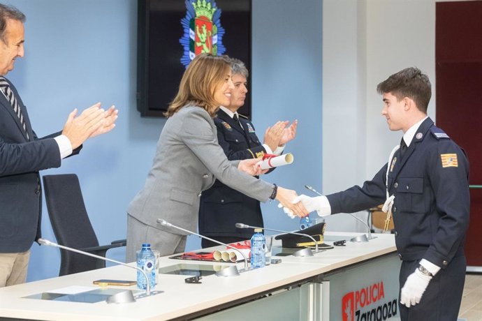 La alcaldesa de Zaragoza, Natalia Chueca, entrega los diplomas a los agentes de la Policía Local que han obtenido un ascenso.