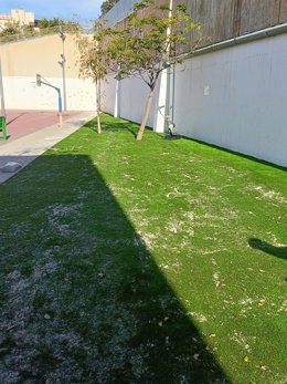 Ayuntamiento de Rincón de la Victoria instala en un colegio un césped artificial que reduce efectos contaminantes de la atmósfera.