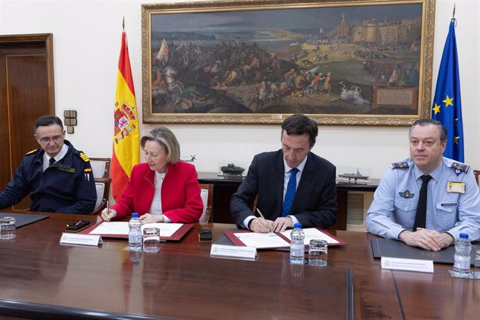 La secretaria de Estado de Defensa, María Amparo Valcarce, y el presidente de Navantia, Ricardo Domínguez, firman el contrato para la construcción de dos nuevos buques oceanográficos