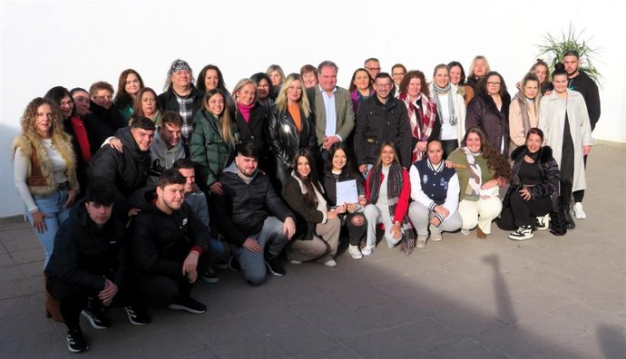 Entrega de los diplomas de los programas 'San Juan Acompañ@' y 'Aqua II', en San Juan del Puerto (Huelva).