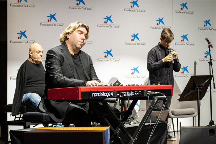 Al piano el músico, Pol Oñate; tocando el 'Travel Sax',  Arnau Pozas, y como dj Paskal Kleiman, durante el evento 'Tecnología para la inclusión', en el que la Fundación Sifu busca visibilizar instrumentos tecnológicos para personas con discapacacidad.