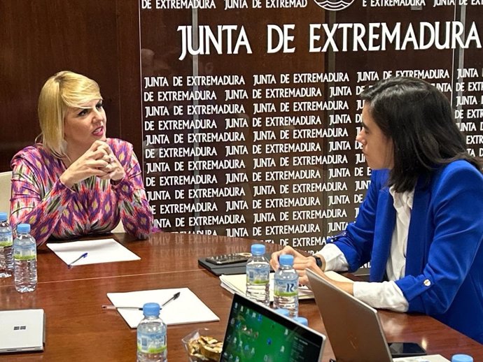 La consejera de Hacienda, Elena Manzano, con la eurodiputada Isabel Benjumea.
