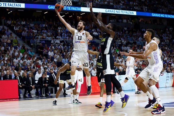 Archivo - Sergio Rodríguez anota una canasta en el Real Madrid-Partizán de los 'Playoffs' de la Euroliga 2022-2023