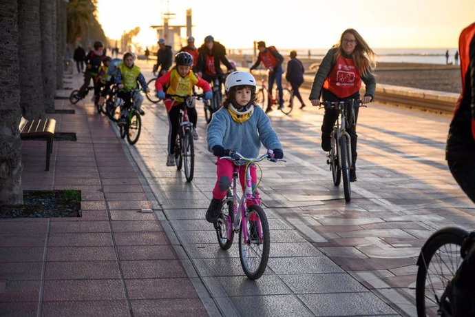 Escolares de Almería acuden al colegio en bicicleta.