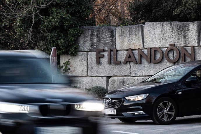 Un coche sale del restaurante Filandón donde dos encapuchados han atracado a mano armada, a 18 de diciembre de 2023, en Madrid (España). 
