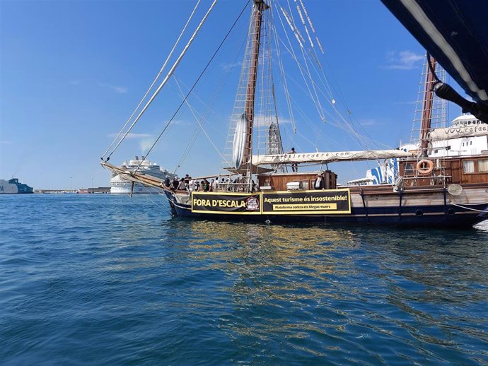 Archivo - Acción reivindicativa de la Plataforma contra los Megacruceros a bordo del velero 'Rafael Verdera', por la que fue multada.