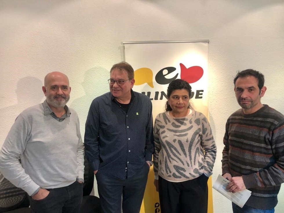 Carlos Silva (Docentes Libres) y Ana Losada (AEB) junto a dos padres que han pedido el 25% de castellano en aulas